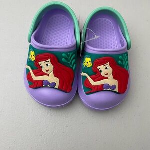 sandal size 5/6 young child new (ariel shines